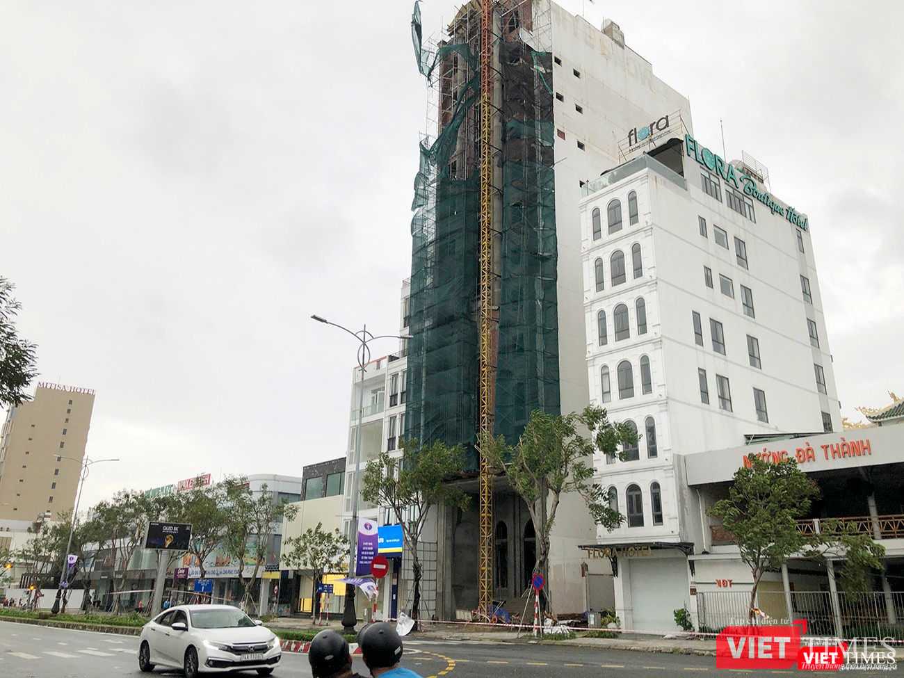 Một công trình trên cao bị bão đánh bật dàn giáo gây nguy hiểm cho người tham gia giao thông bên dưới Một công trình trên cao bị bão đánh bật dàn giáo gây nguy hiểm cho người tham gia giao thông bên dưới