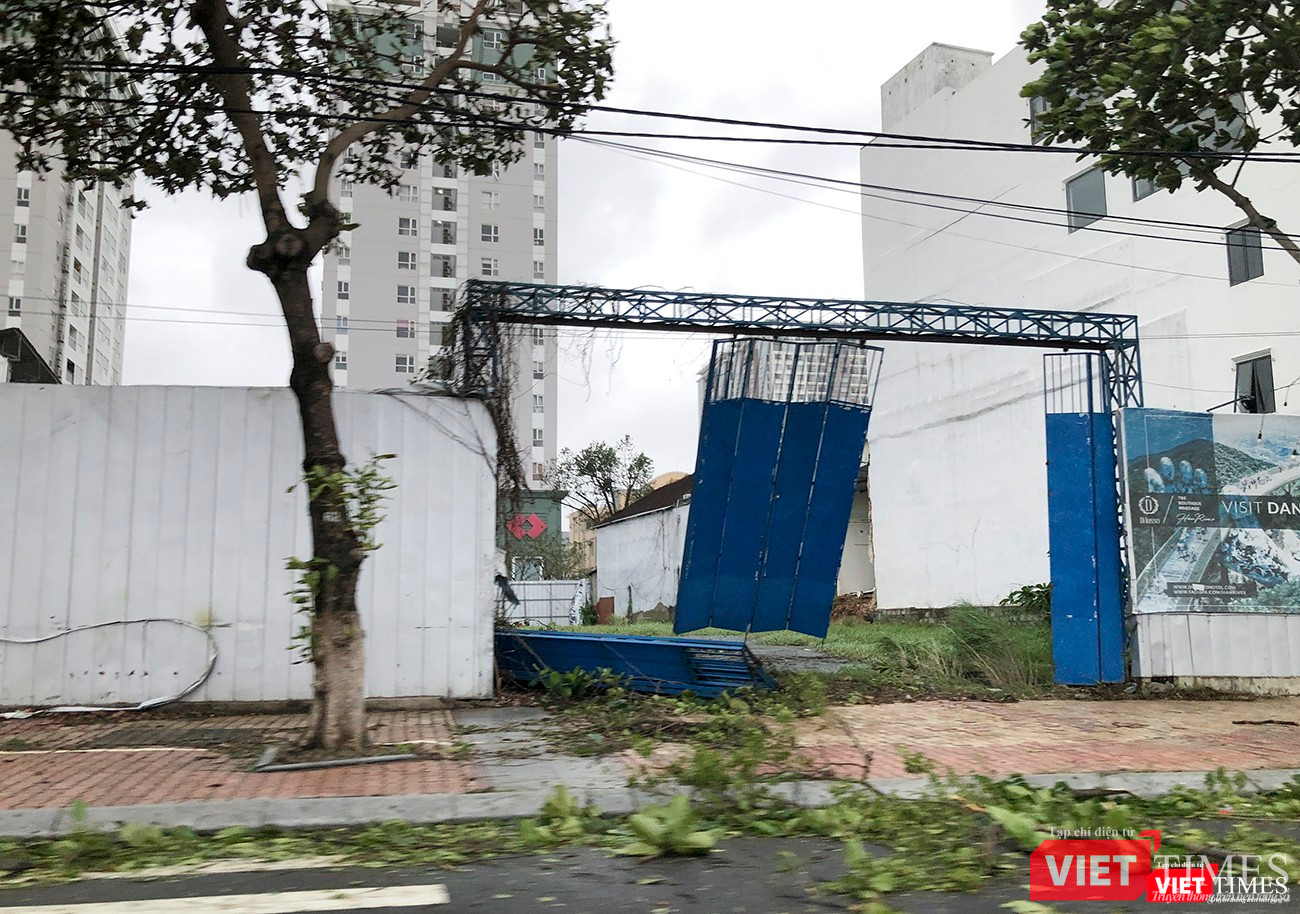 Thâm một cổng công trình bị gió đánh bật Thâm một cổng công trình bị gió đánh bật