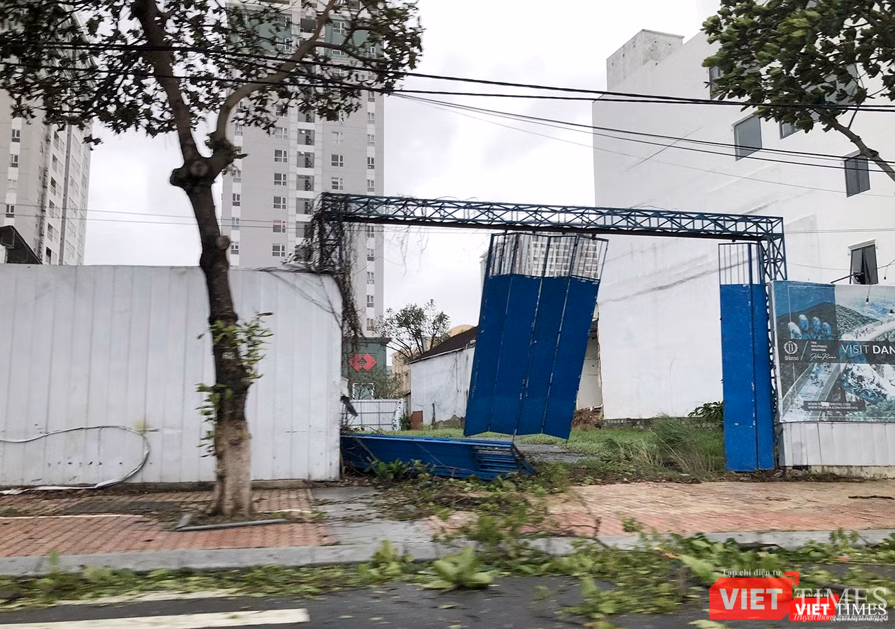 Thâm một cổng công trình bị gió đánh bật