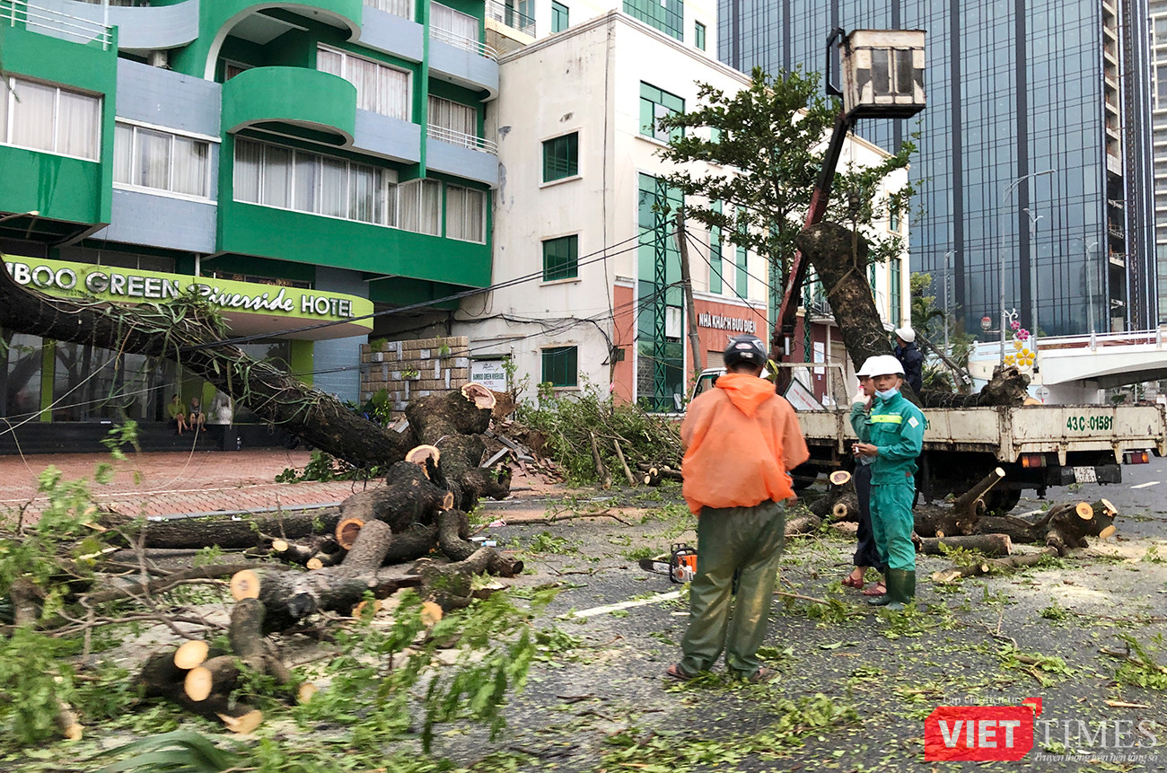 Đội ứng trực nhanh chóng hoàn trả mặt bằng để phương tiện lưu thông Đội ứng trực nhanh chóng hoàn trả mặt bằng để phương tiện lưu thông