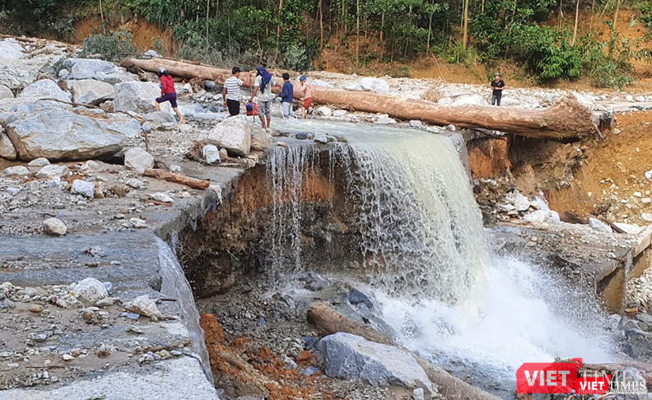 Một điểm sạt lở nghiêm trọng tại khu vực