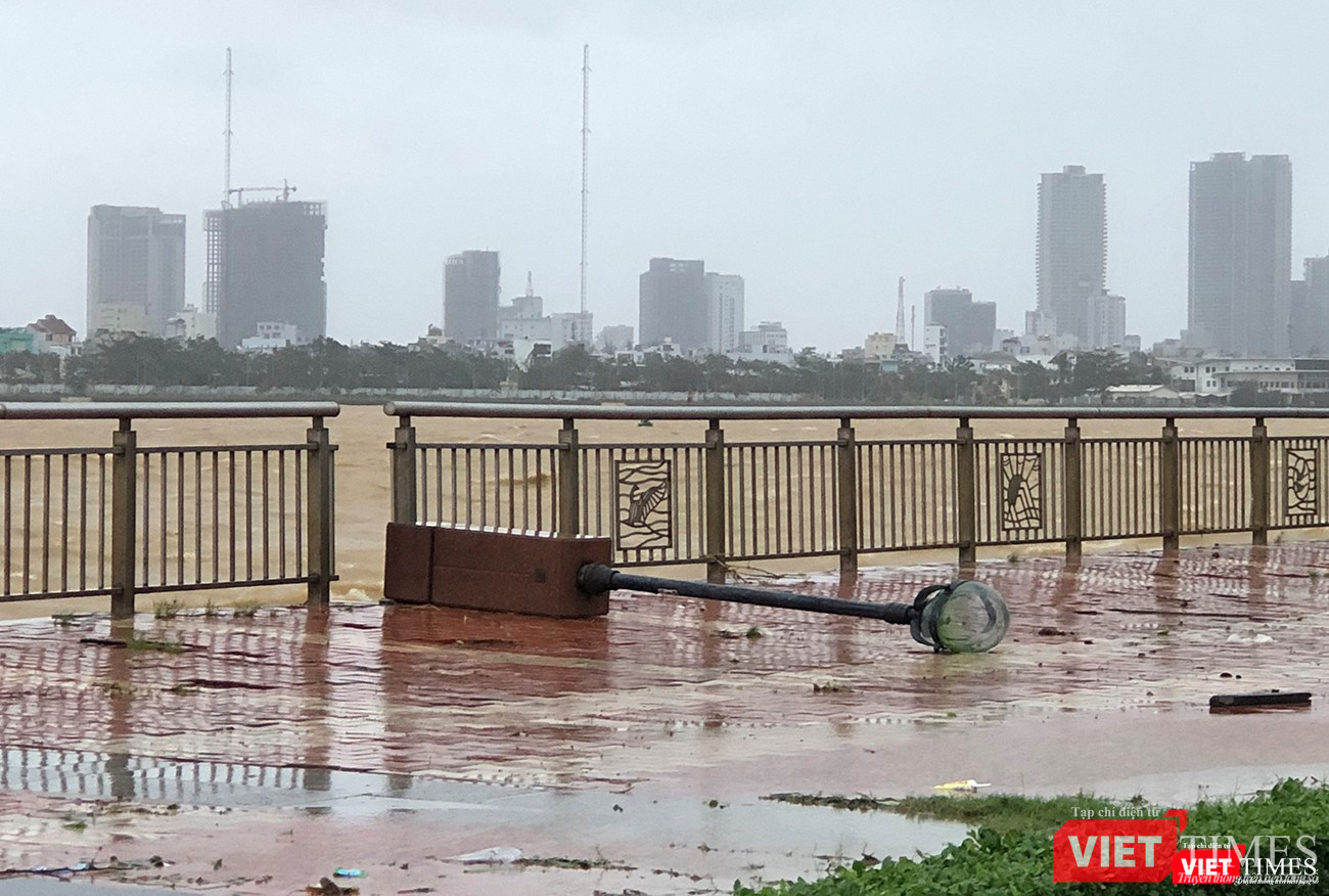 Cột điện cũng bị sóng đánh ngã Cột điện cũng bị sóng đánh ngã