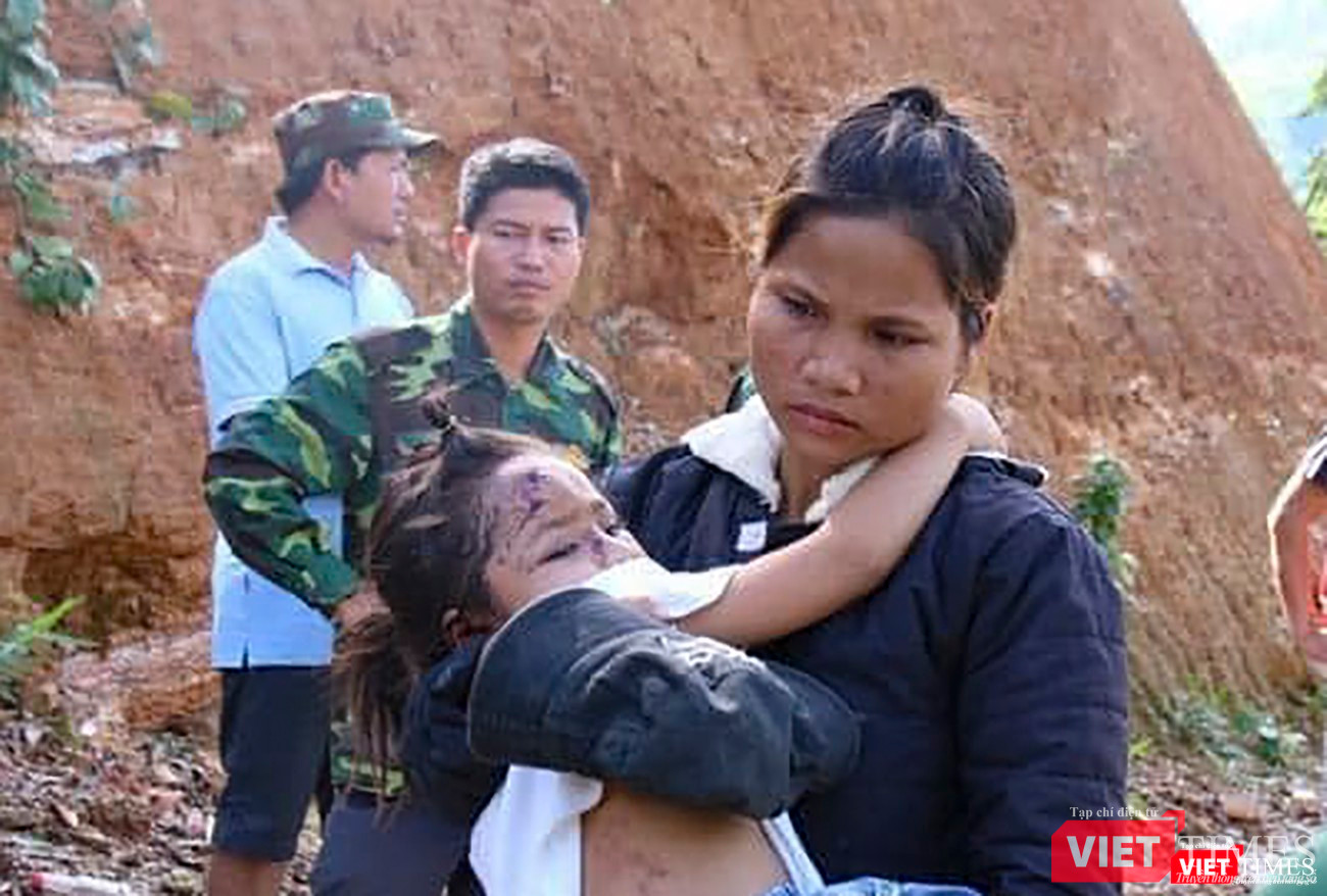 Ánh mắt thất thần trên gương mặt người mẹ khi may mắn tìm được con