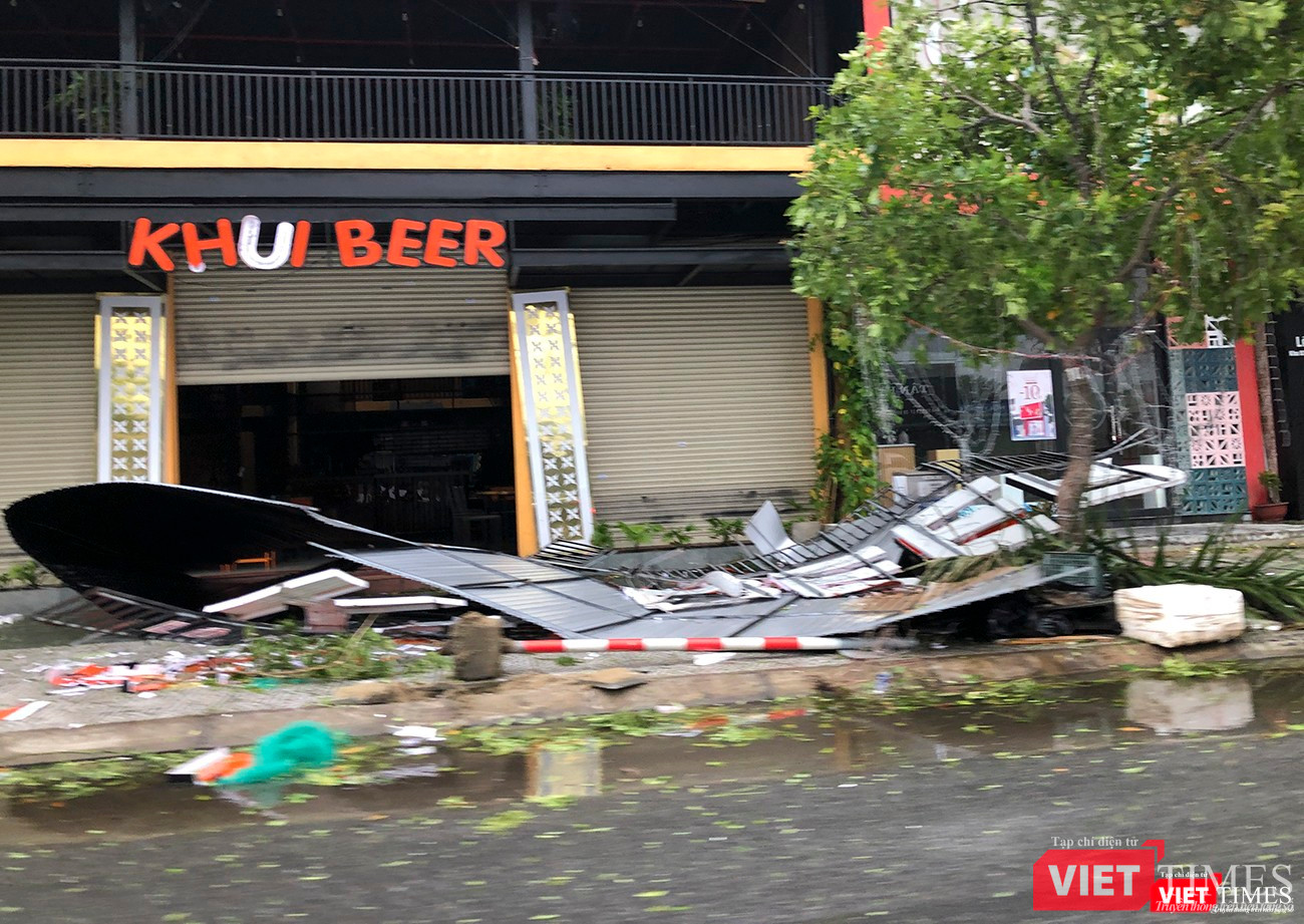 Một công trình khác bị đánh sập biển hiệu Một công trình khác bị đánh sập biển hiệu