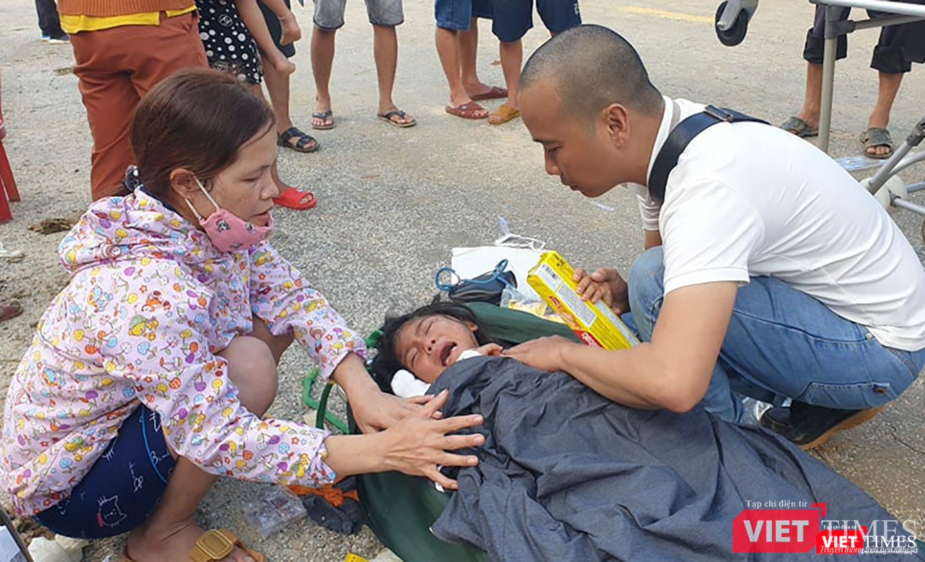 Các nạn nhân được chăm sóc y tế sau khi được cứu ra khỏi khu vực sạt lở