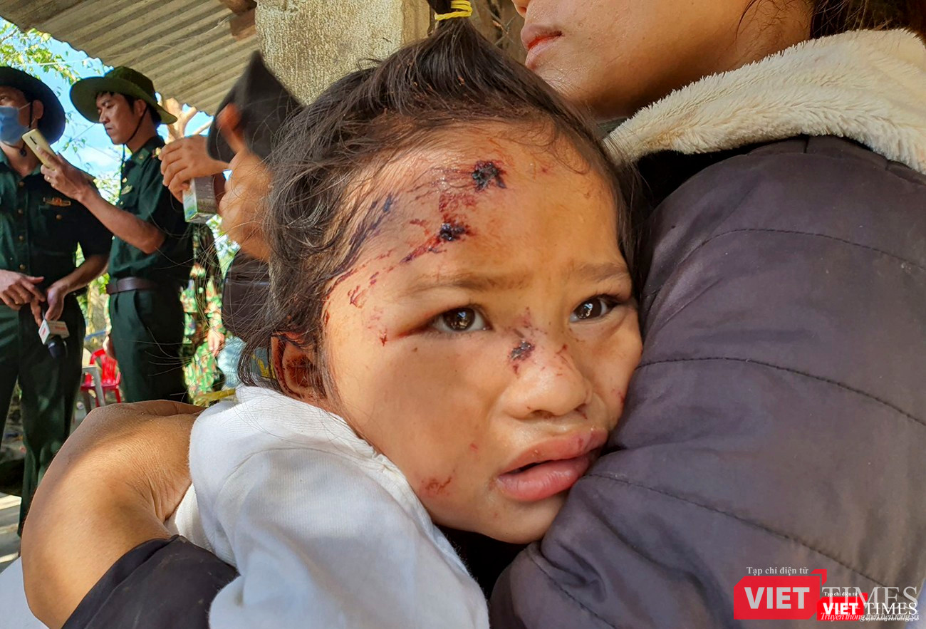 Vẻ mặt thất thần của một em bé chứng kiến sạt lở