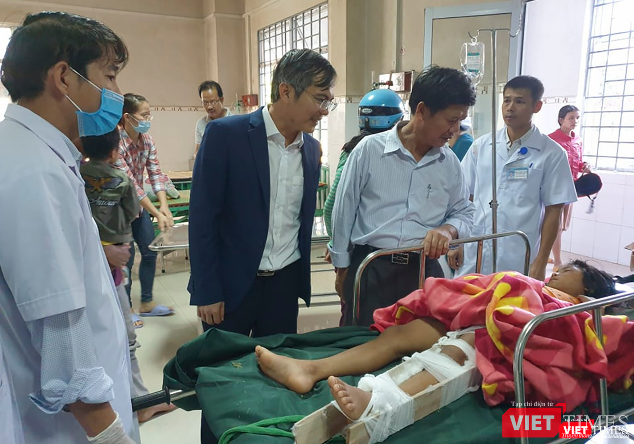 Các nạn nhân được đưa đi bệnh viện để điều trị