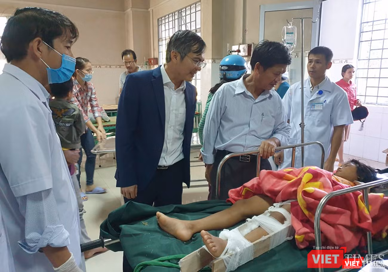 Các nạn nhân được đưa đi bệnh viện để điều trị