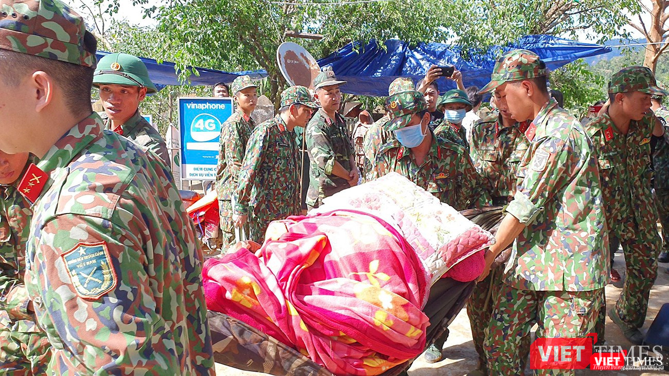 Đưa lên xe chuyên dụng chuyển đi bệnh viện