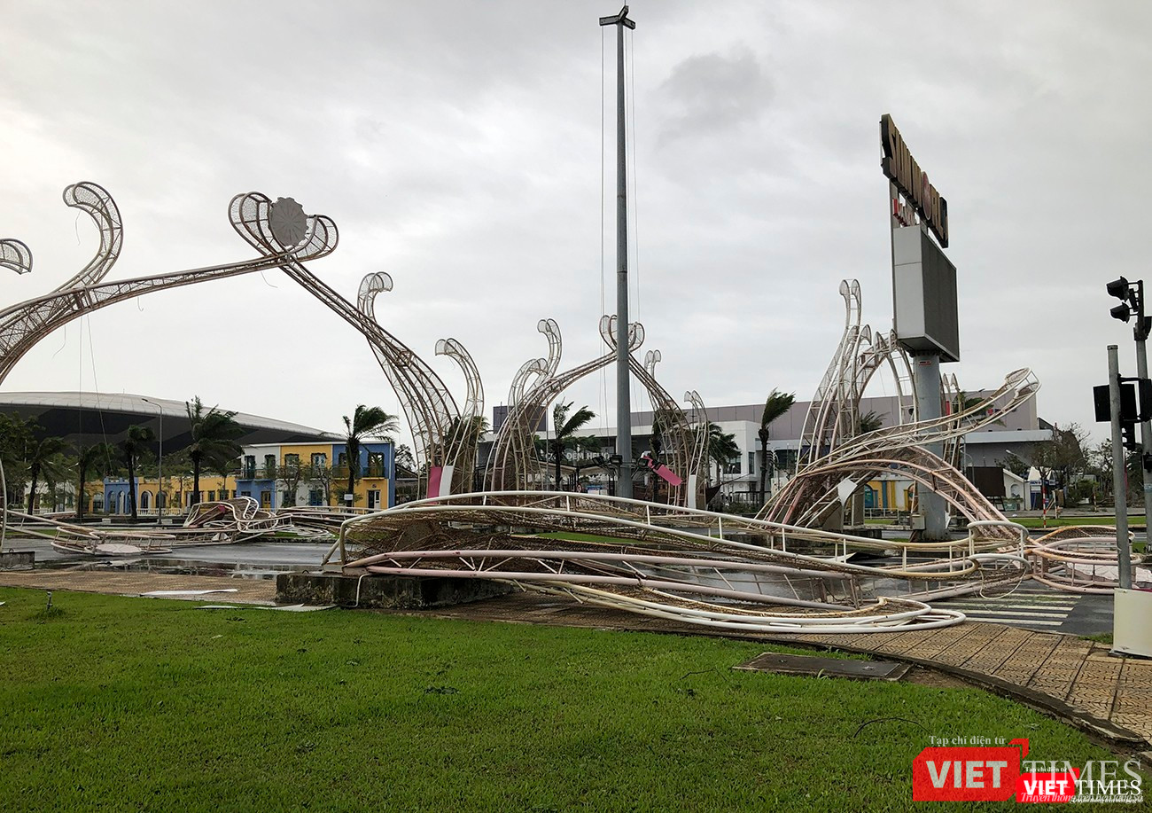 Cổng chào dẫn vào khu phức hợp thể thao giải trí đầu đường Phan Đăng Lưu bị bão quật ngã Cổng chào dẫn vào khu phức hợp thể thao giải trí đầu đường Phan Đăng Lưu bị bão quật ngã