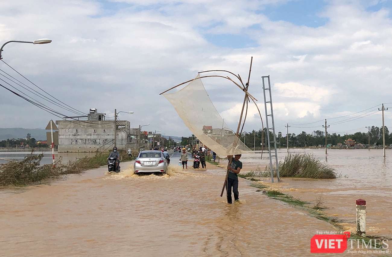 Người dân đi bắt cá