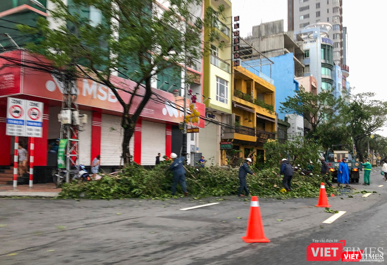 Ngay sau khi bão tan, lực lượng công nhân có mặt hiện trường để khắc phục... Ngay sau khi bão tan, lực lượng công nhân có mặt hiện trường để khắc phục...