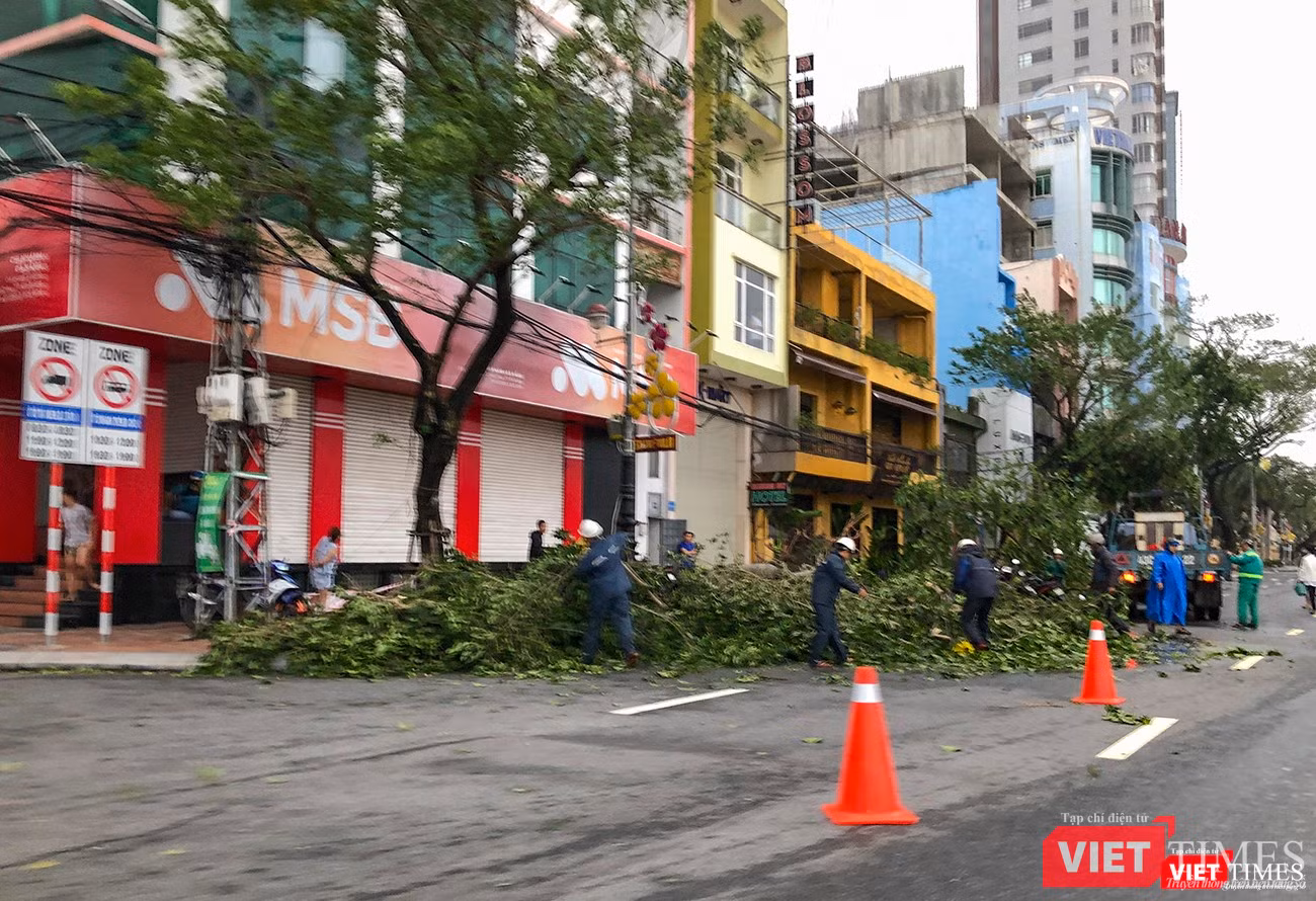 Ngay sau khi bão tan, lực lượng công nhân có mặt hiện trường để khắc phục...