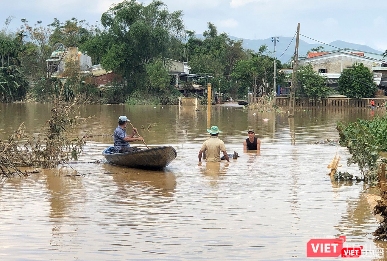 Mặc dù nước đã rút, nhưng các tuyến đường liên xã vẫn chìm sâu trong nước lũ