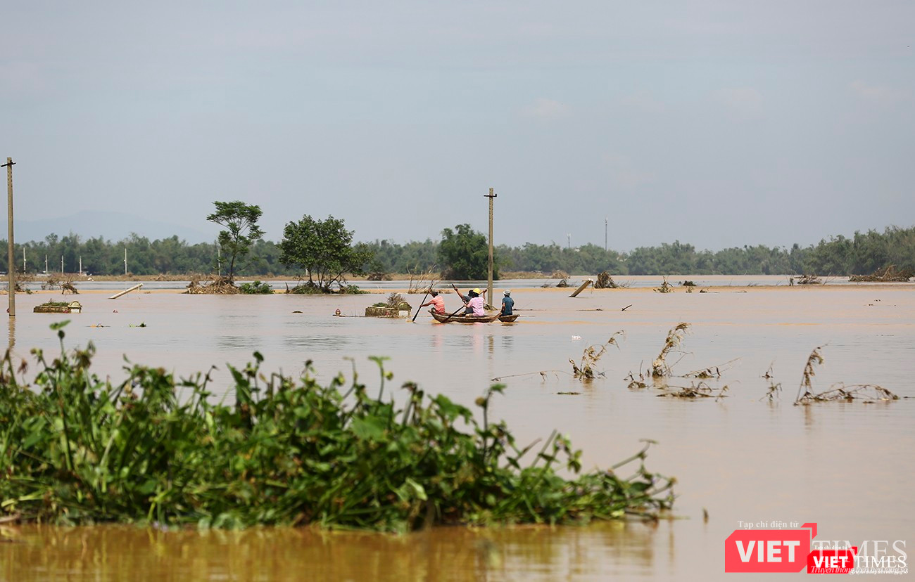 Dù nước đã rút bớt, nhưng nhiều khu vực, người dân đi lại phải dùng thuyển