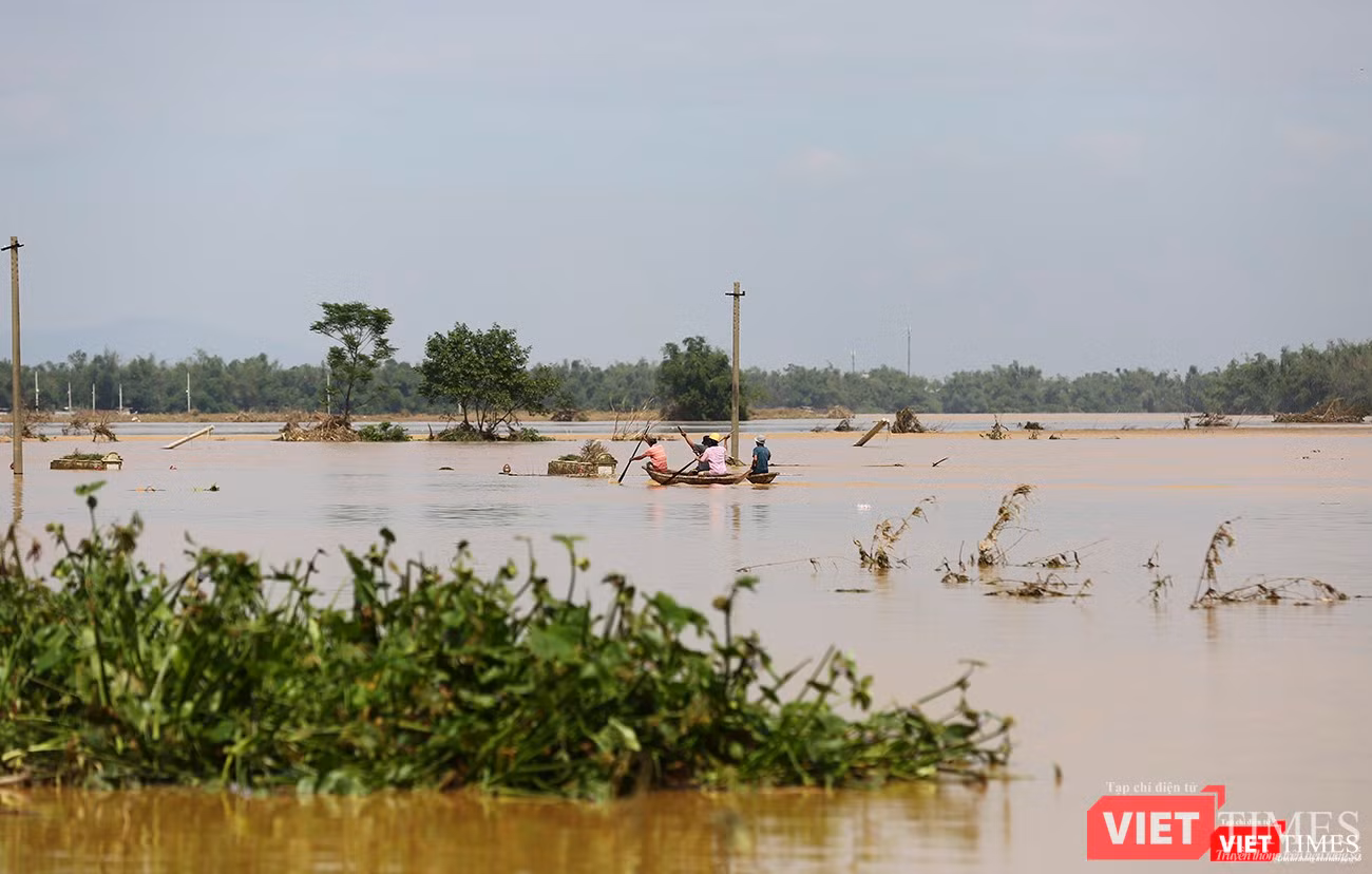 Dù nước đã rút bớt, nhưng nhiều khu vực, người dân đi lại phải dùng thuyển