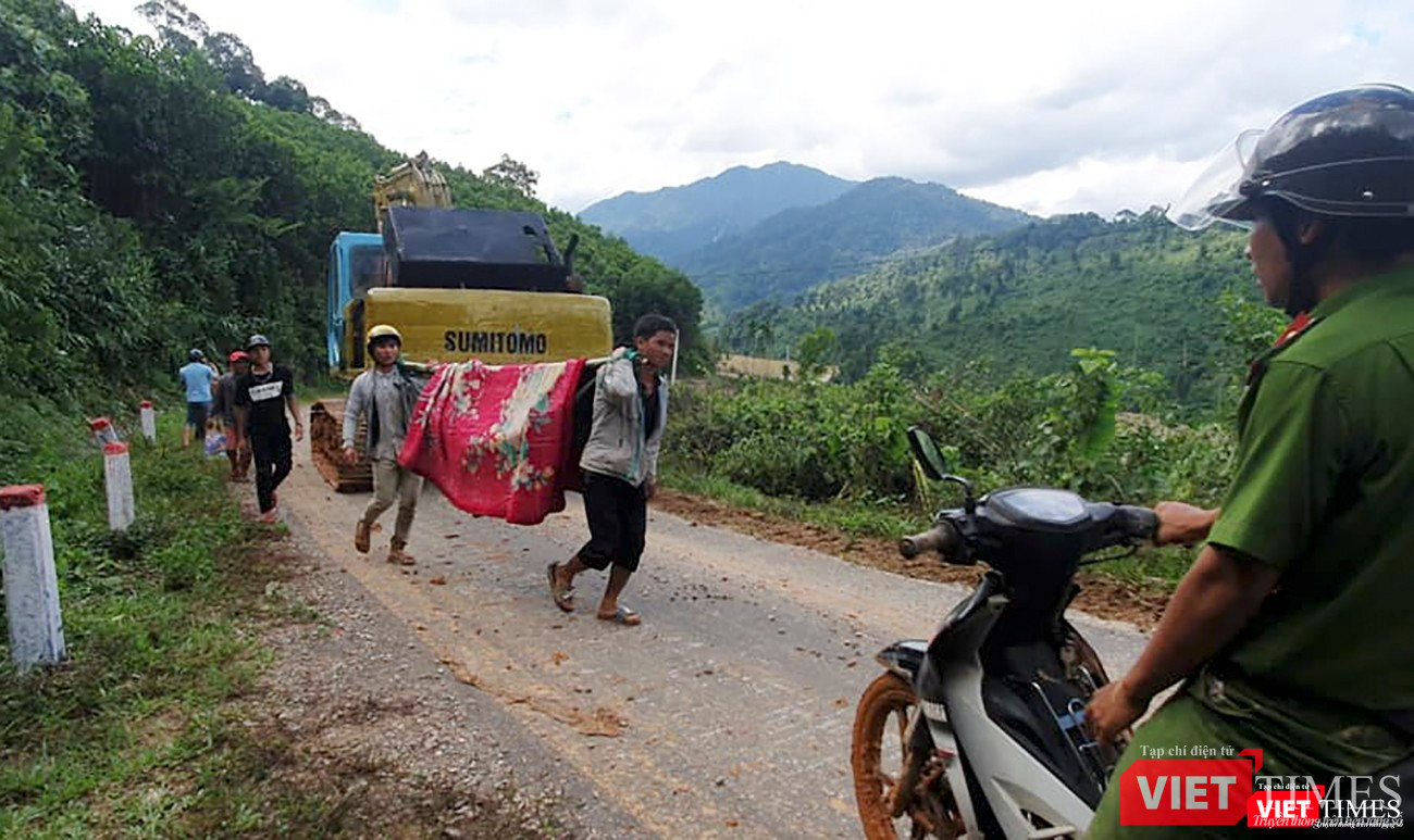 Lực lượng địa phương cõng nạn nhân đi cấp cứu