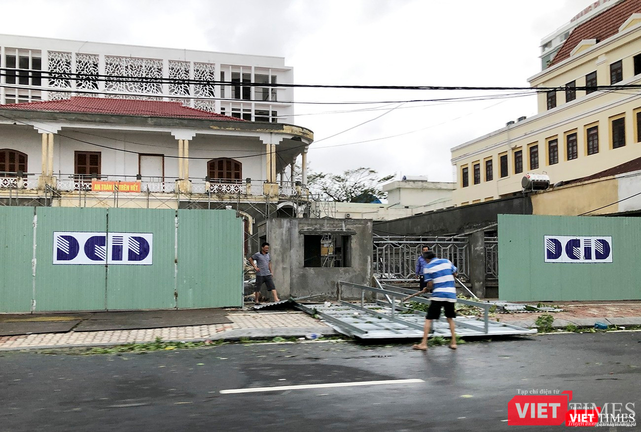 Một công trình trên đường Bạch Đằng bị bão quật sập cổng ra vào Một công trình trên đường Bạch Đằng bị bão quật sập cổng ra vào