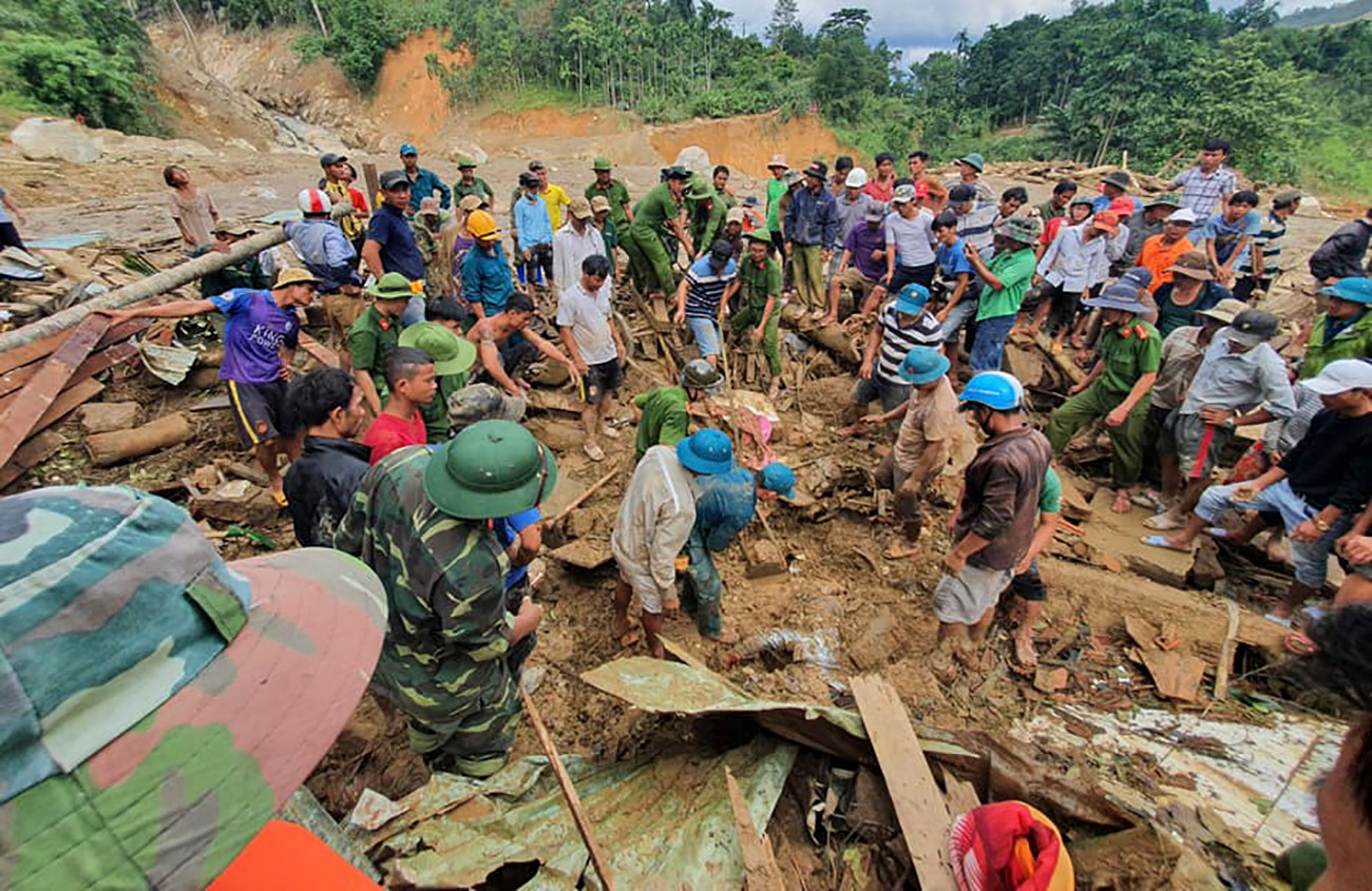 Lực lượng cứu hộ các nạn nhân bị vùi lấp trong vụ sạt lở tại thôn 1 xã Trà Leng, huyện Nam Trà My, tỉnh Quảng Nam
