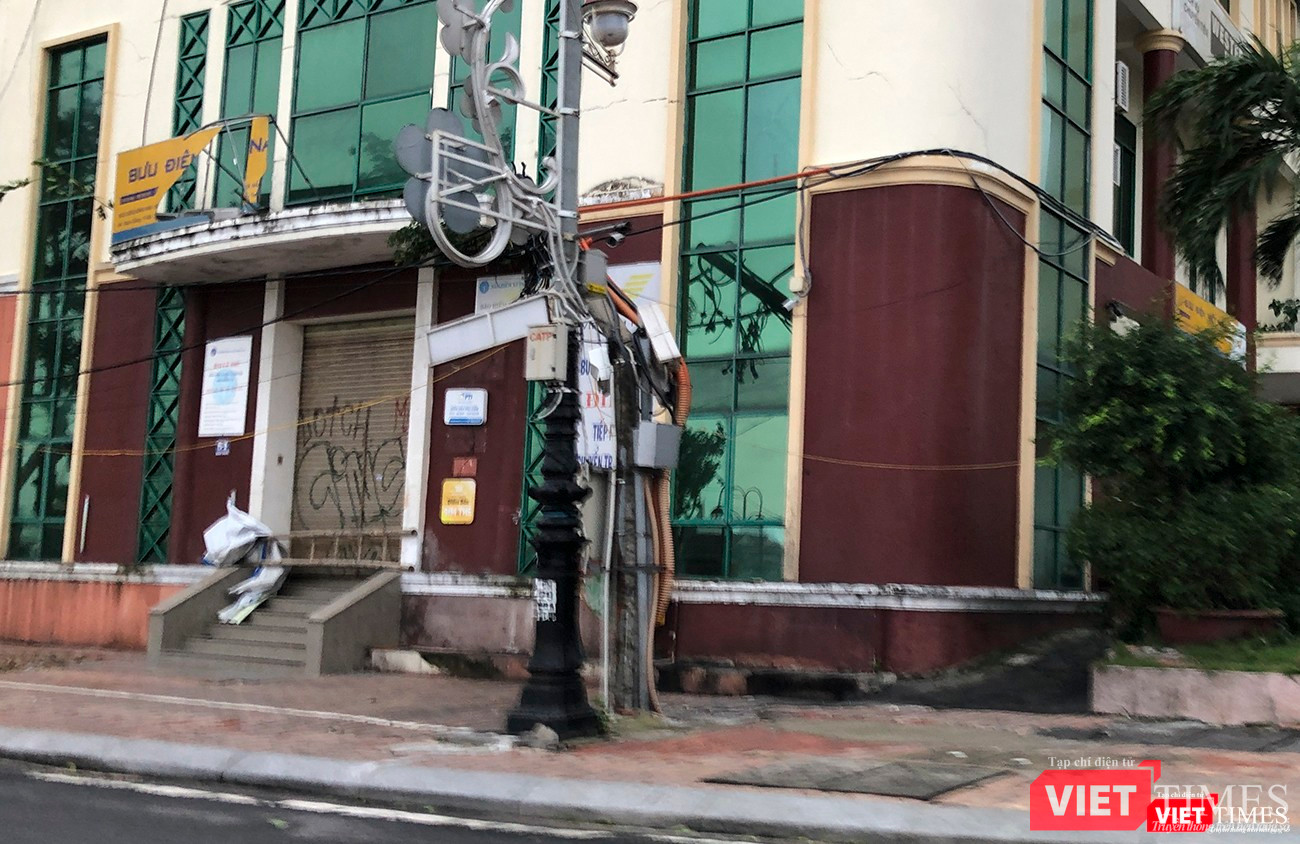 Một cột điện bị "bẻ" gãy Một cột điện bị "bẻ" gãy