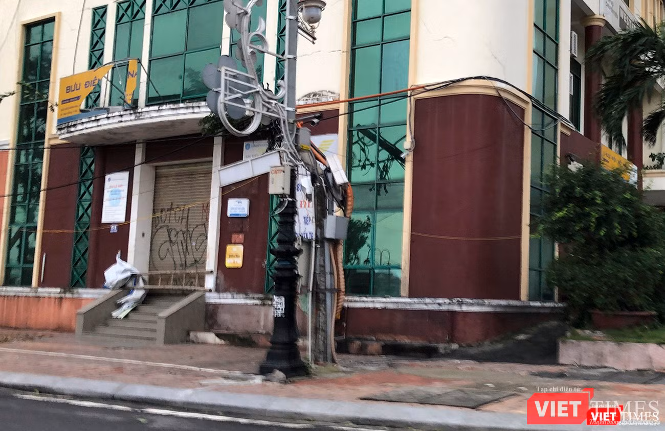 Một cột điện bị "bẻ" gãy