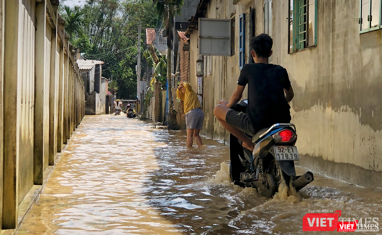 Người dân ở các thôn xóm vẫn bì bõm trong nước