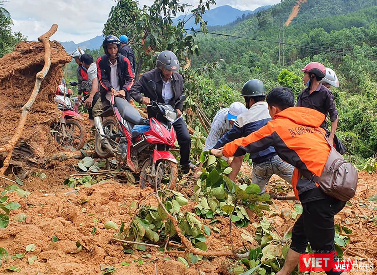 Có rất nhiều điểm sạt lở trên đường dẫn đến thôn 1 xã Trà Leng