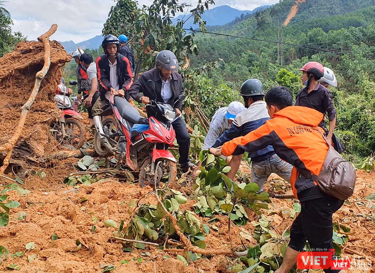 Có rất nhiều điểm sạt lở trên đường dẫn đến thôn 1 xã Trà Leng