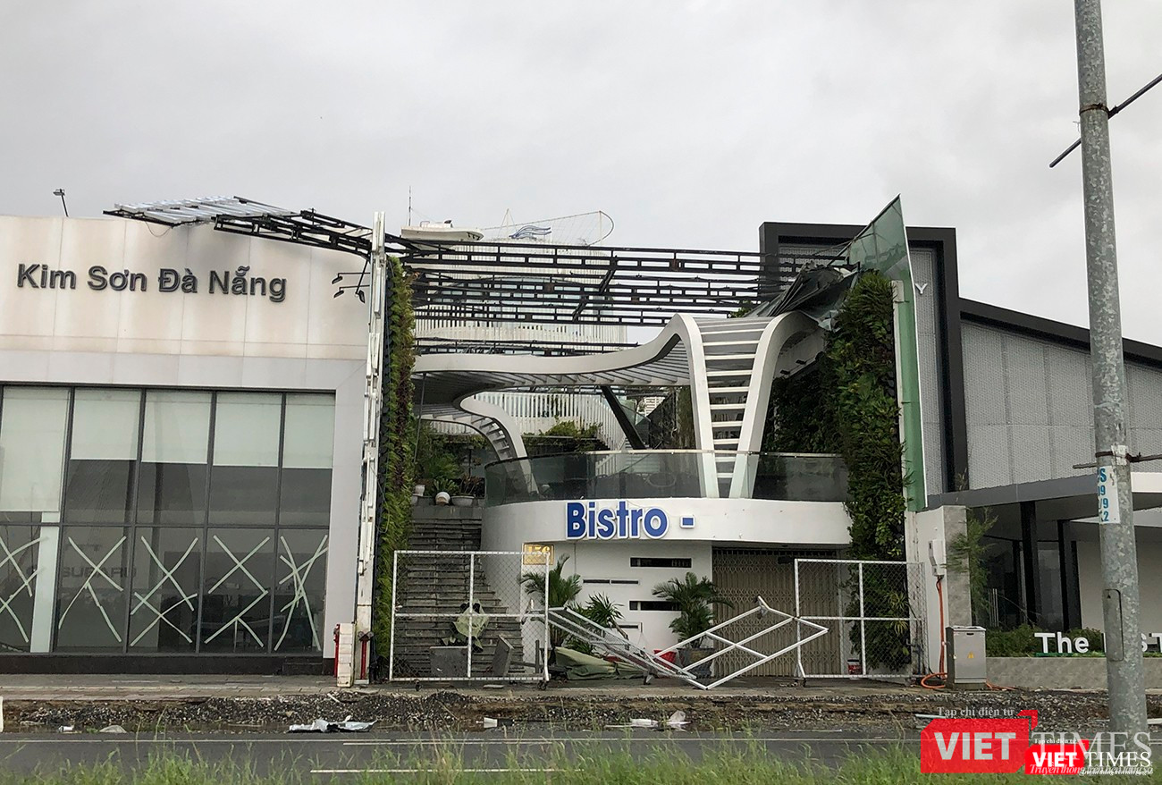 Một công trình bị tốc mái Một công trình bị tốc mái