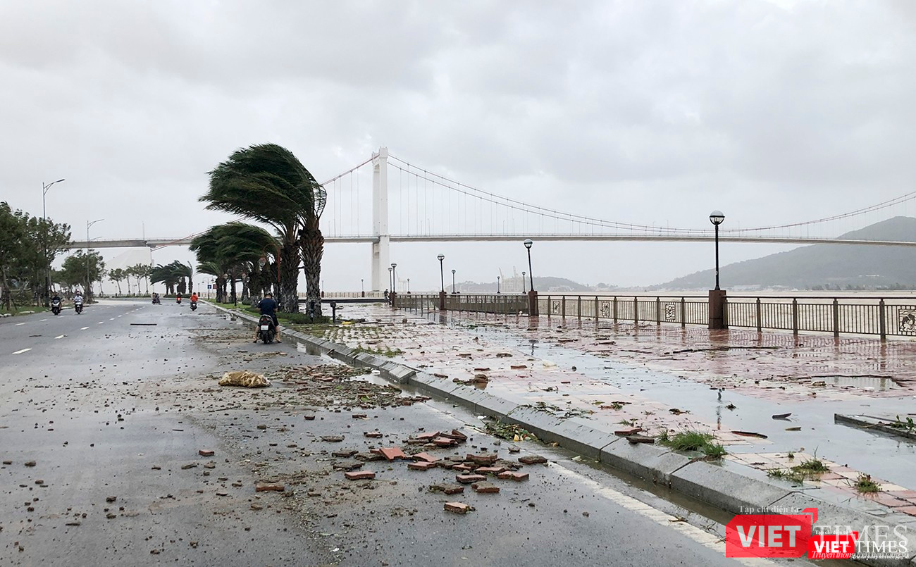 Gạch vỉa hè trên đường Như Nguyệt bị sóng đánh bật xuống đường Gạch vỉa hè trên đường Như Nguyệt bị sóng đánh bật xuống đường