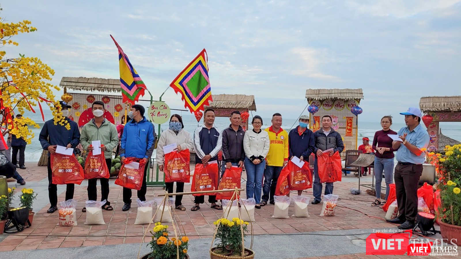 Trong khuôn khổ chương trình, Ban tổ chức đã trao nhiều phần quà có ý nghĩa đến các hoàn cảnh khó khăn