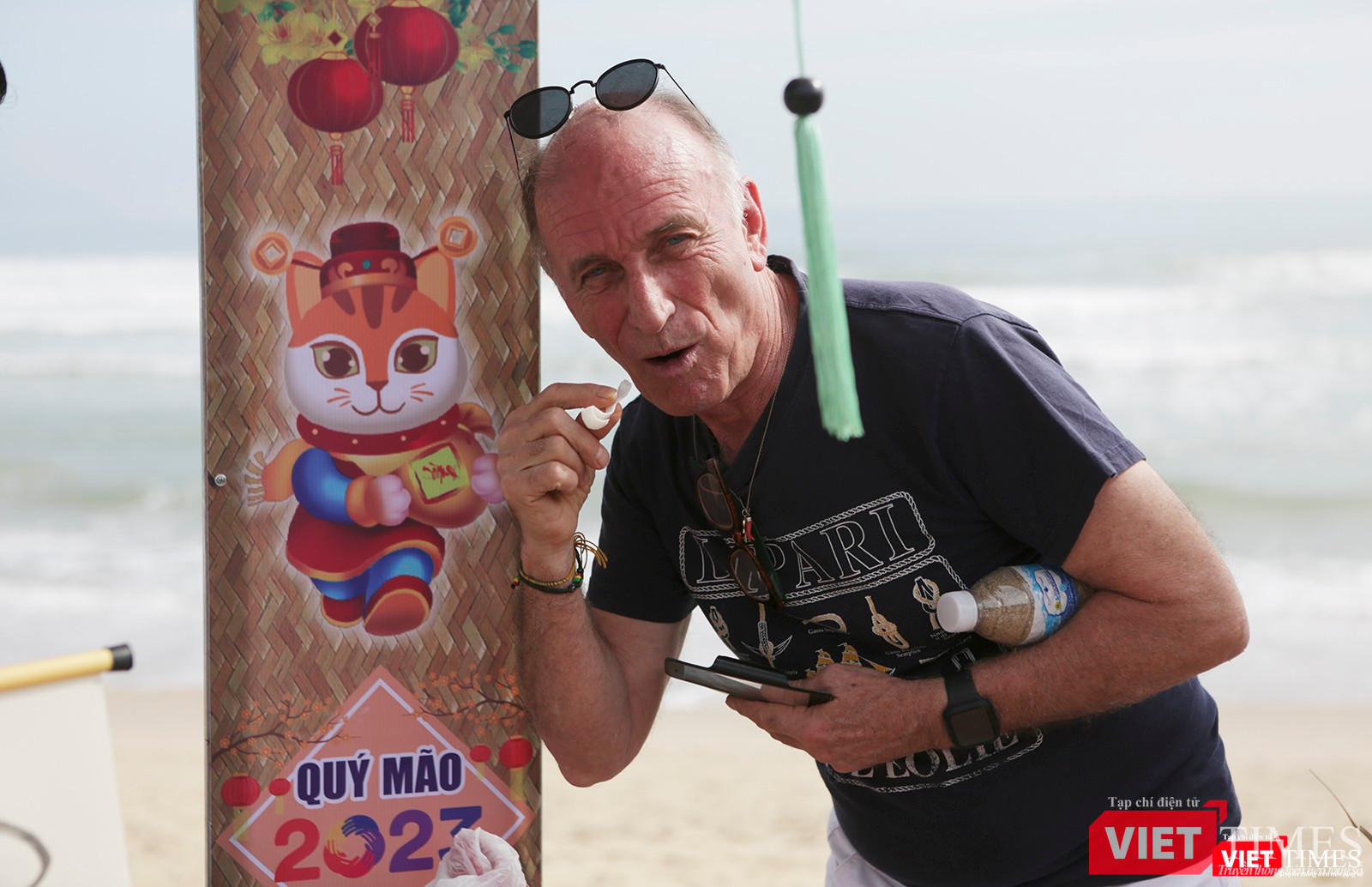 Một vị khách nước ngoài vừa checkin vừa thưởng thức mứt dừa ngày Tết