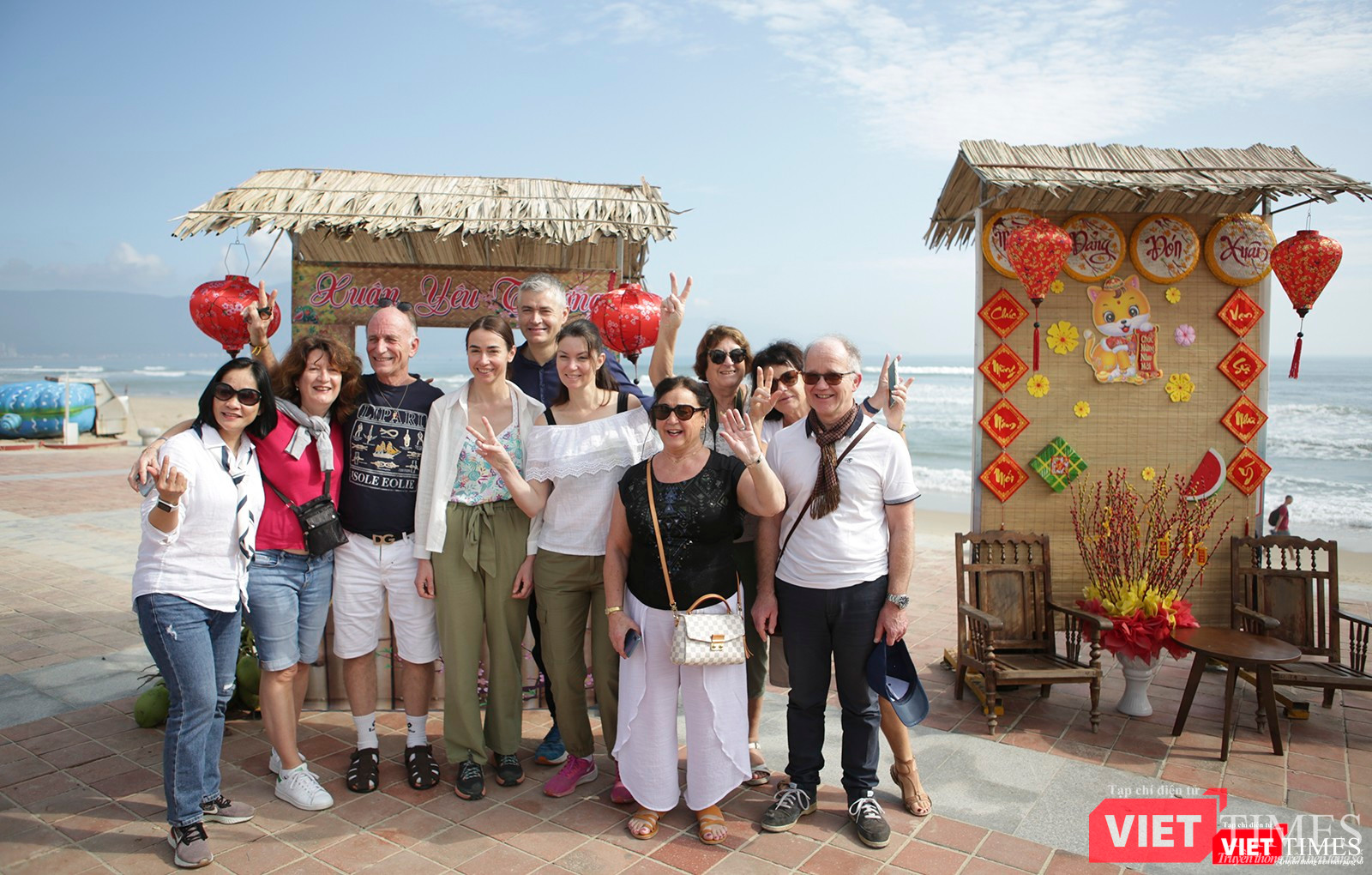 Du khách thích thú checkin tại không gian "Xuân yêu thương 2023"