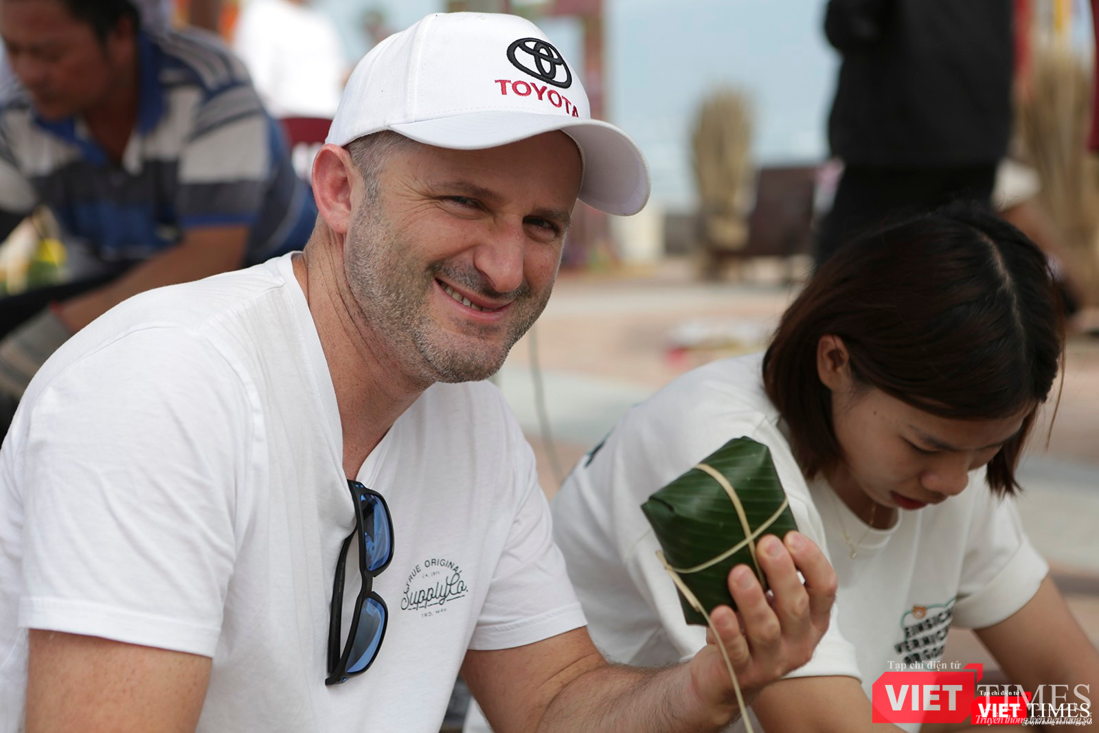 Du khách nước ngoài thích thú khi tự tay gói bánh