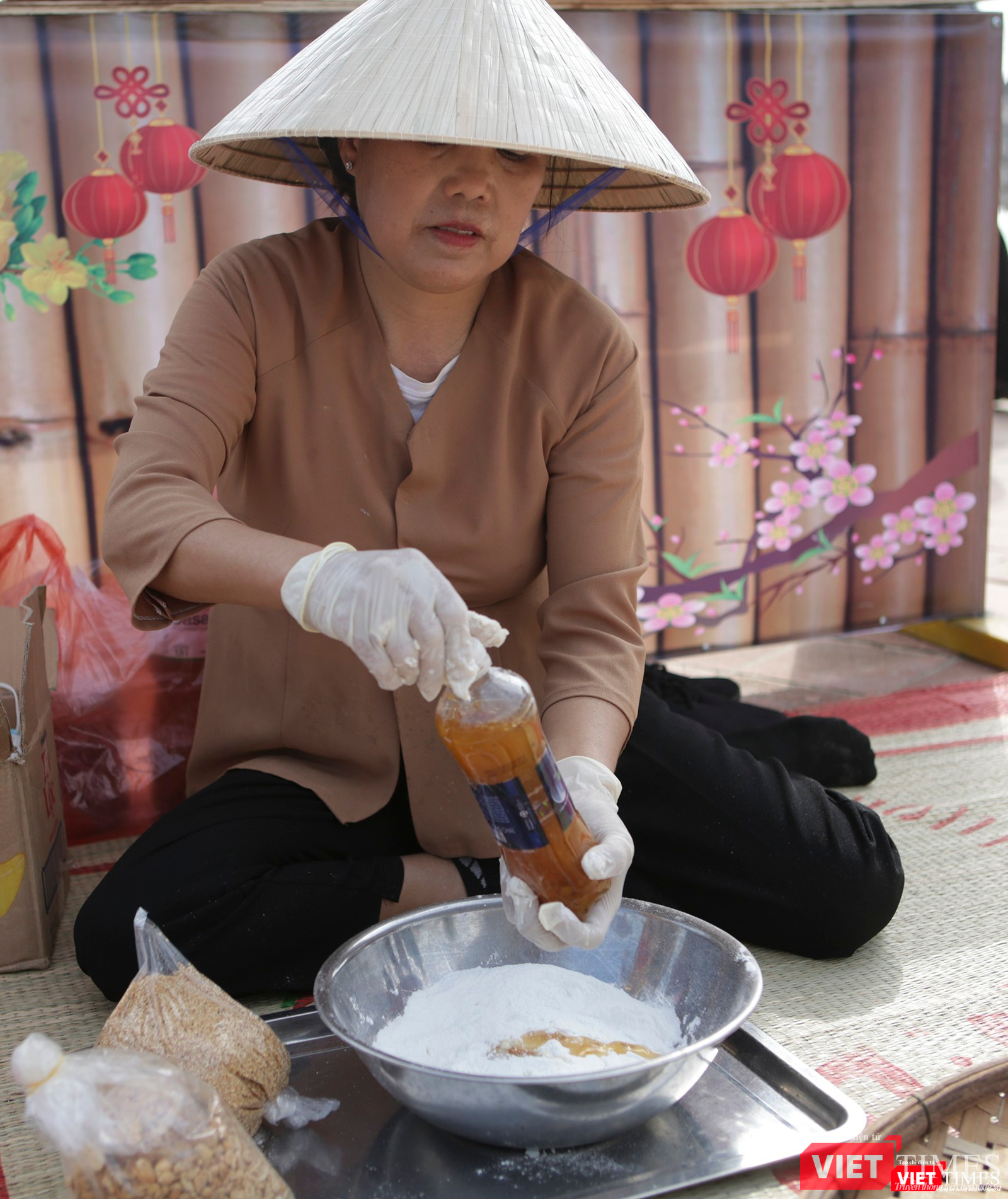 Nghệ nhân biểu diễn làm bánh truyền thống