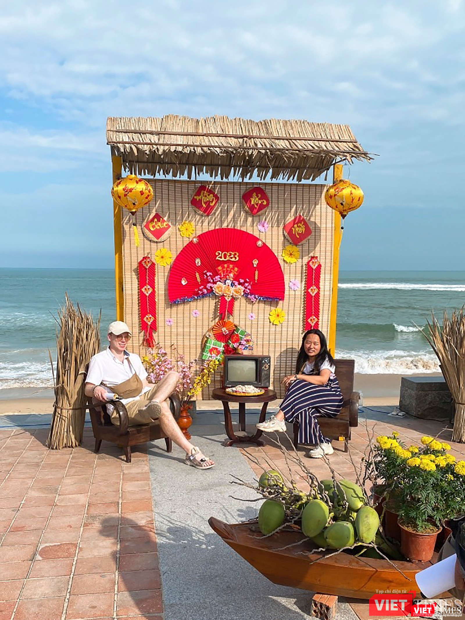 Du khách checkin với không gian trang trí Tết xưa