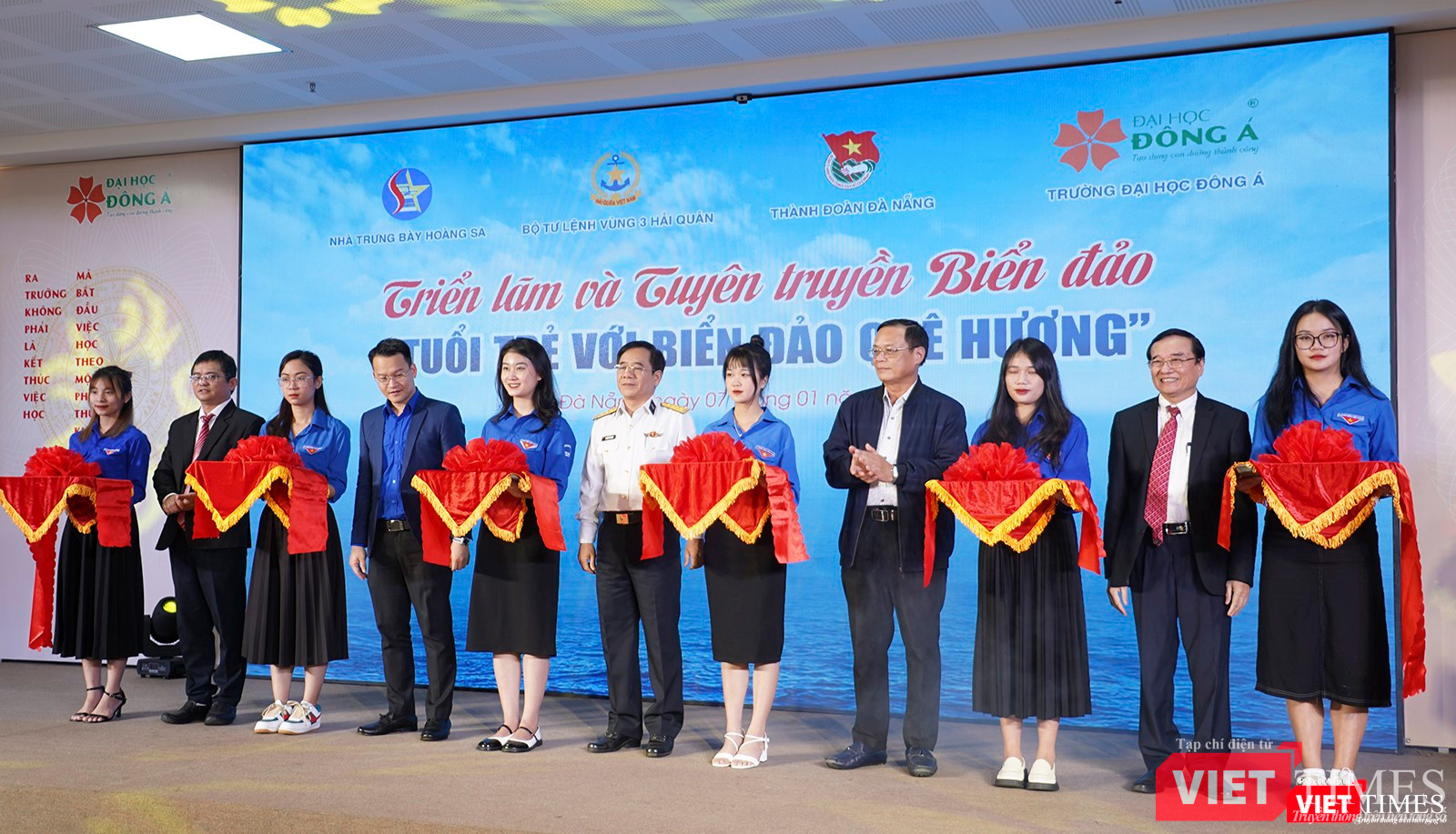 Đại diện Nhà trưng bày Hoàng Sa, Thành đoàn Đà Nẵng, Phòng Chính trị -Tư lệnh Vùng 3 Hải quân và ĐH Đông Á cắt băng khai mạc triển lãm và tuyên truyền biển đảo mang chủ đề "Tuổi trẻ với biển đảo quê hương".