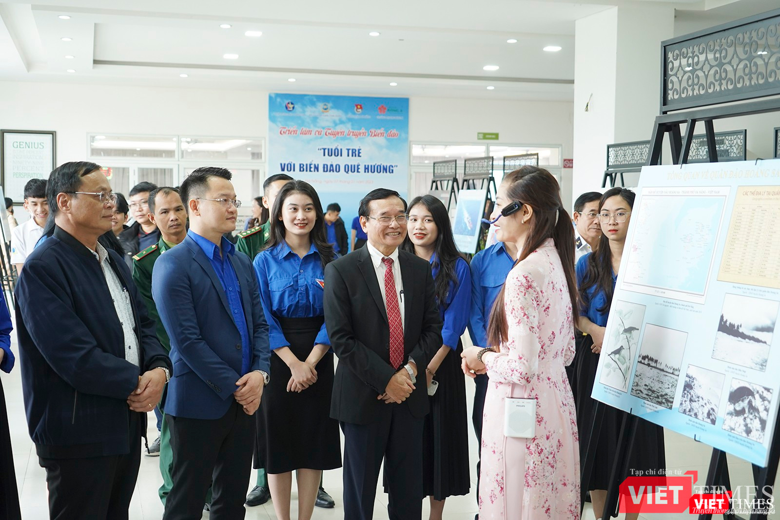 Đại diện Ban tổ chức nghe thuyết minh về chủ quyền Hoàng Sa-Trường Sa của Việt Nam