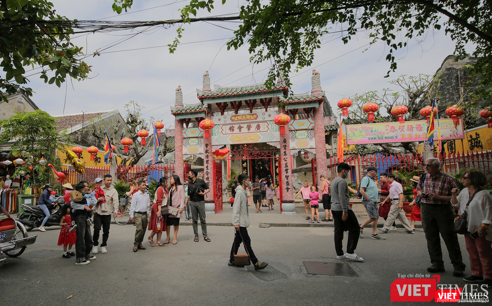 Người dân và du khách đi lễ đầu năm