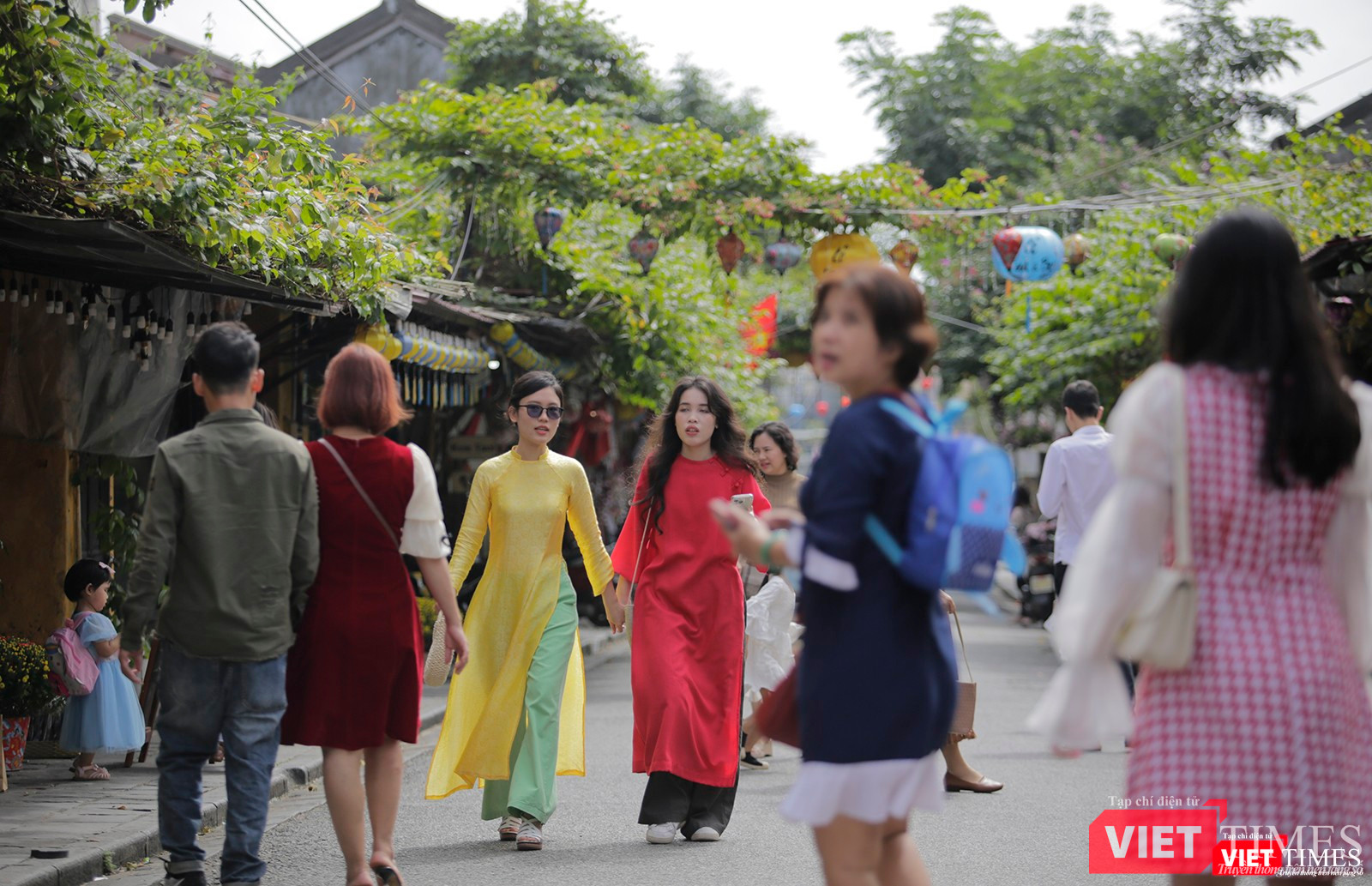 Thiếu nữ ngày Xuân