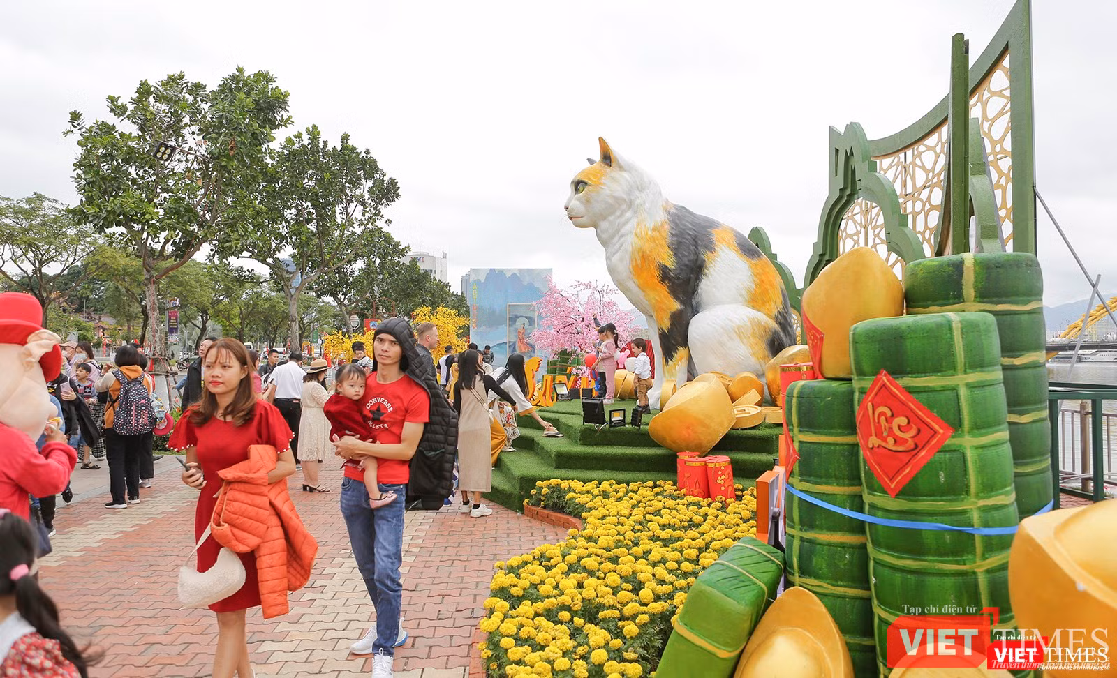 Rất đông người dân và du khách tranh thủ thời tiết đẹp đi du xuân sớm