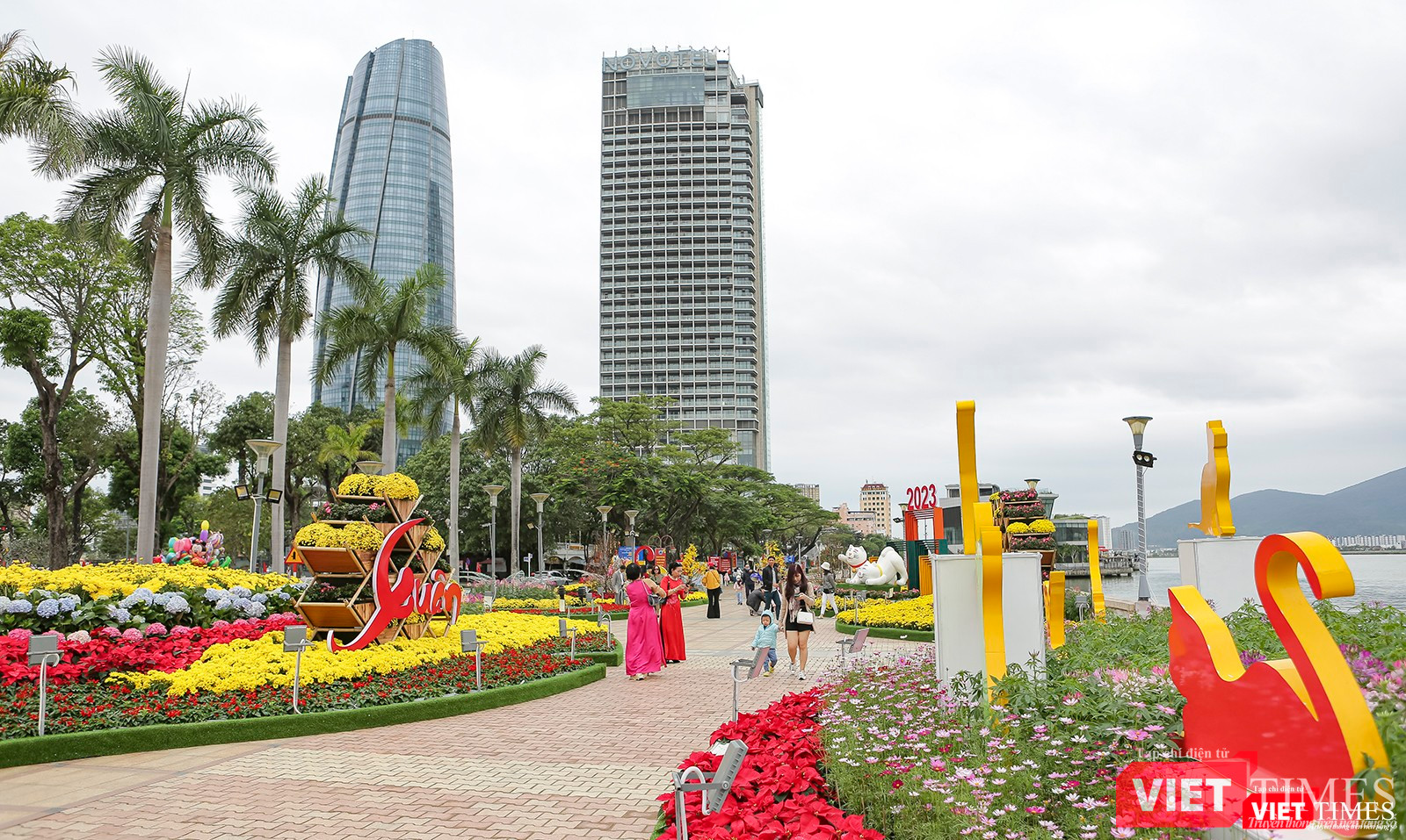 Người dân, du khách du xuân tại khu vực trang trí trước cầu Chữ T