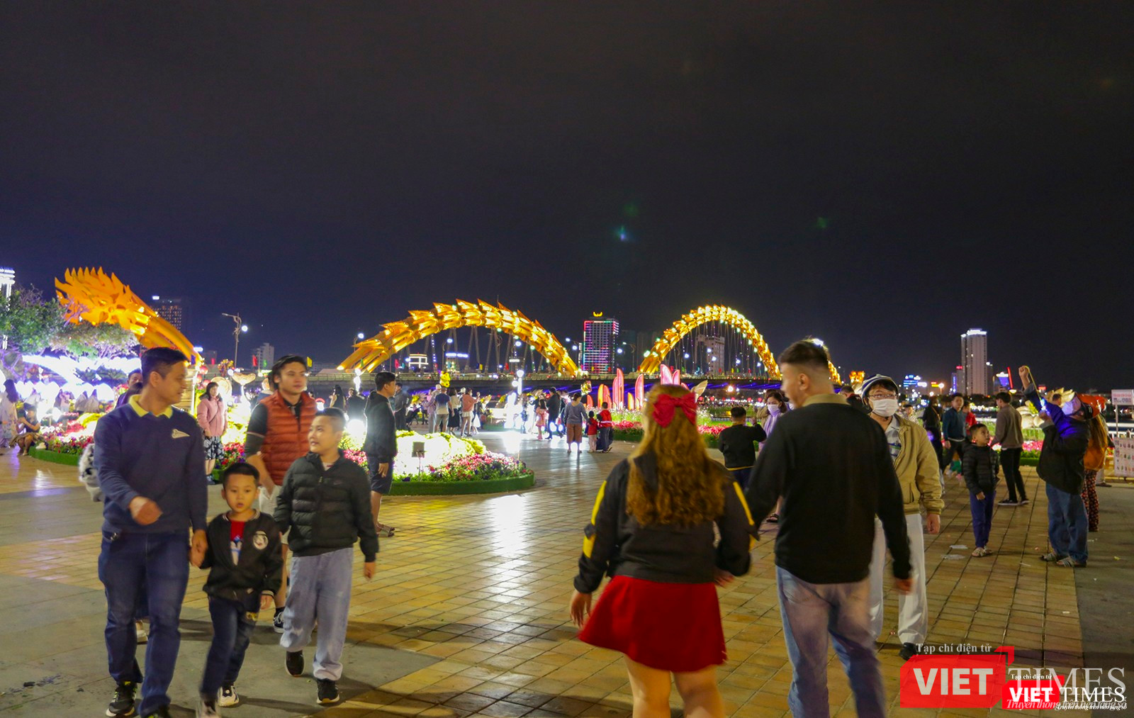 Người dân tiếp tục đổ về đường hoa Xuân tại khu vực công viên bờ Tây cầu Rồng