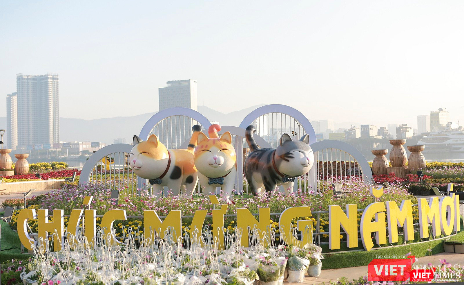 Linh vật mèo tại công viên cầu Rồng