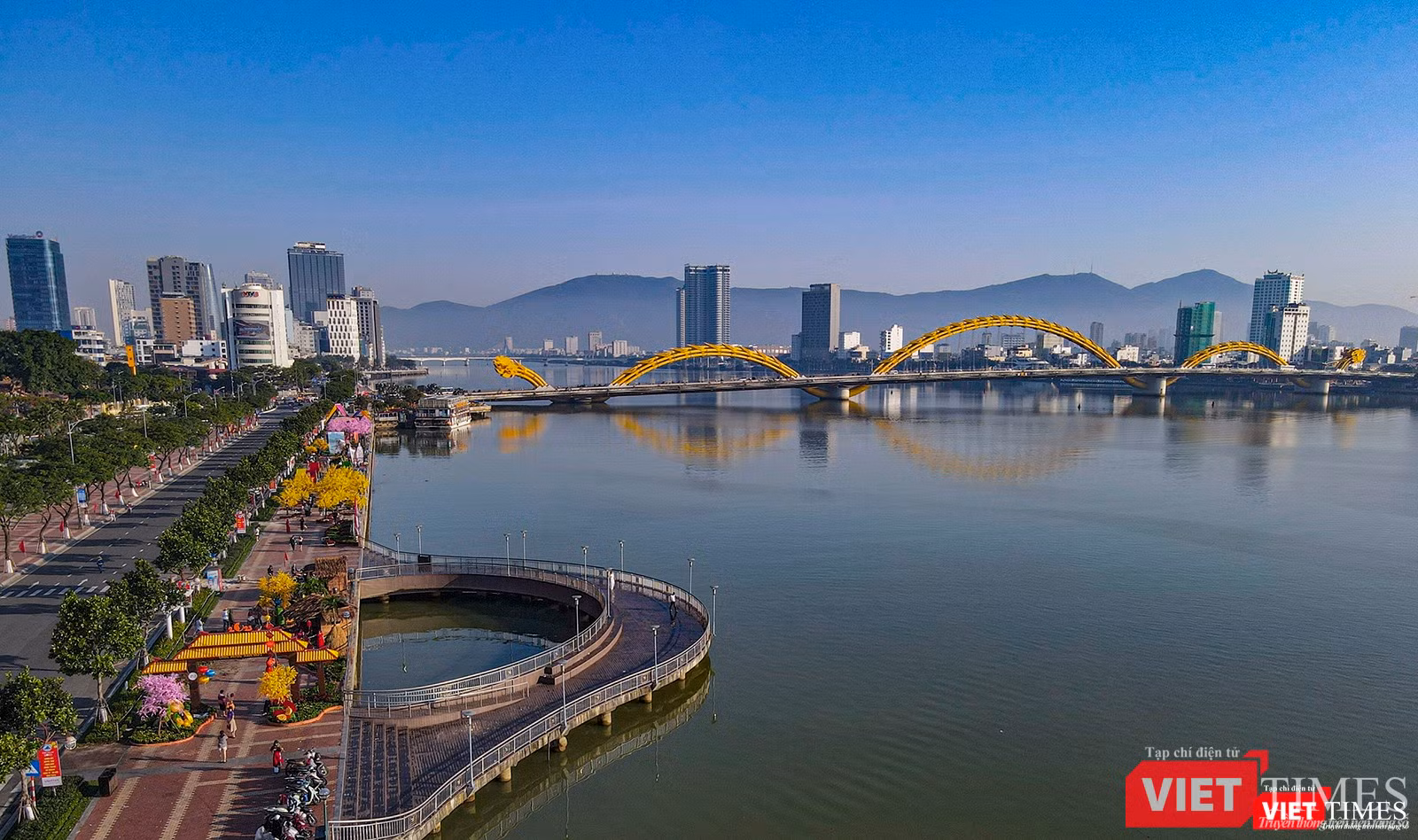 Đường hoa xuân Bạch Đằng nhìn từ trên cao