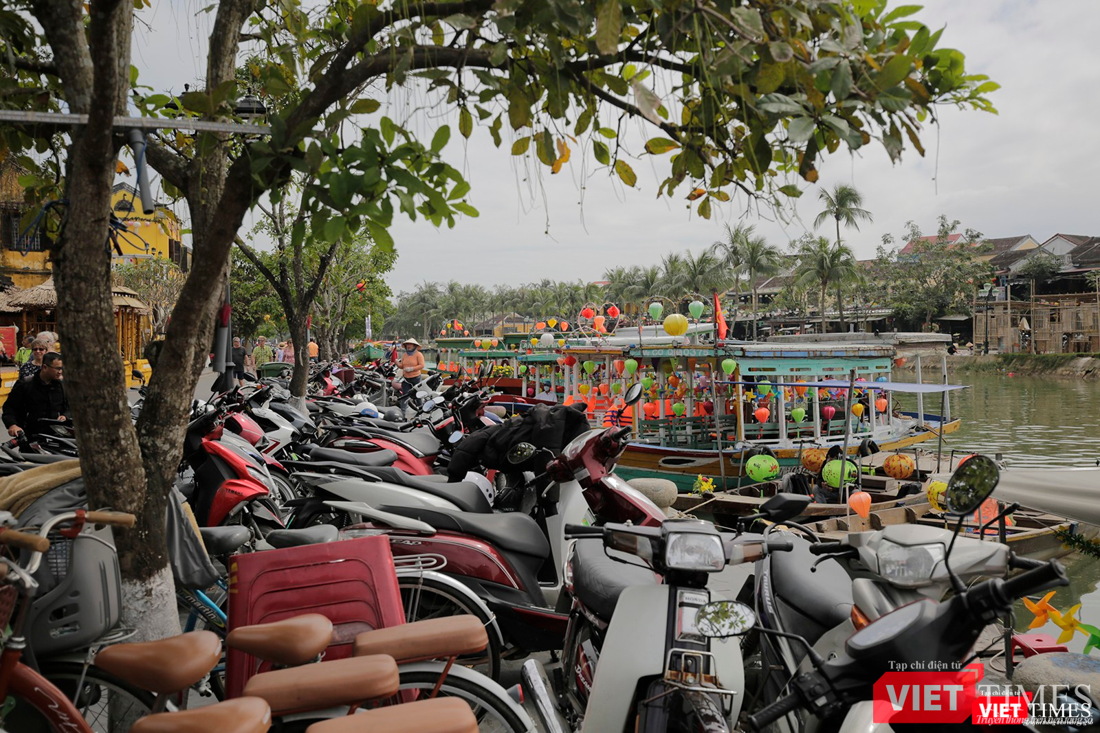 Sông Hoài trên bến, dưới thuyền