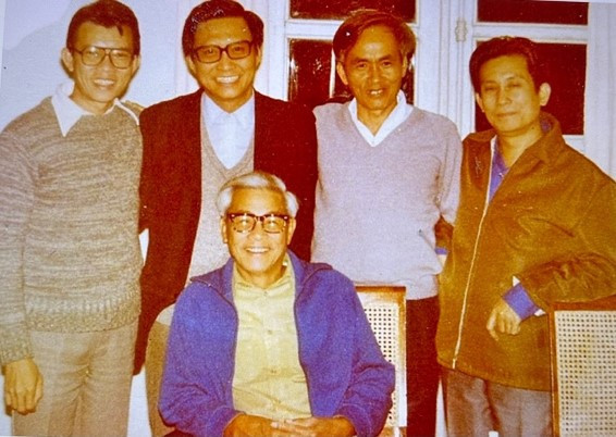 GS.TS Nguyễn Ngọc Trân (hàng sau, thứ 2 từ trái qua) cùng với Thủ tướng Võ Văn Kiệt