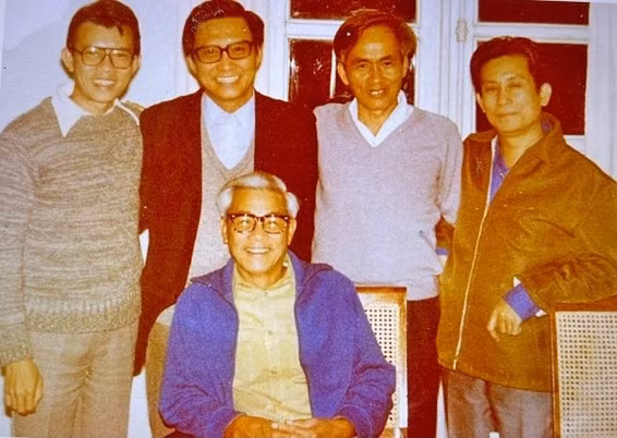 GS.TS Nguyễn Ngọc Trân (hàng sau, thứ 2 từ trái qua) cùng với Thủ tướng Võ Văn Kiệt