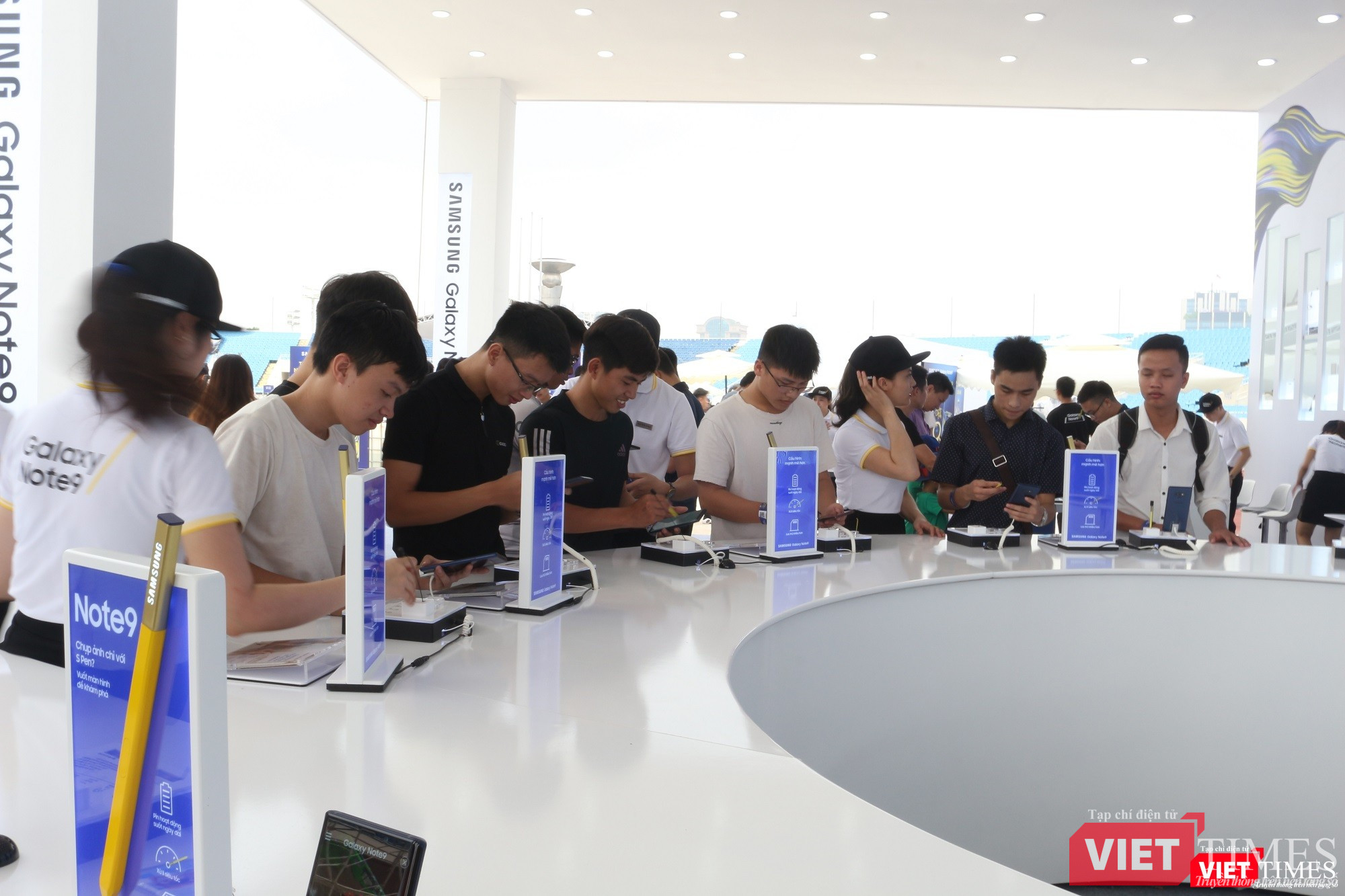 Ai ai cũng háo hức trải nghiệm smartphone đầu bảng của Samsung