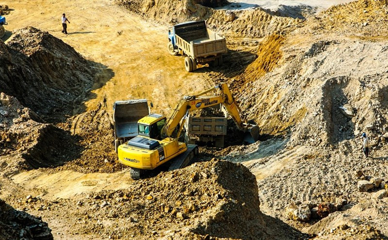 Trung-Quoc khai thac dat hiem.jpeg